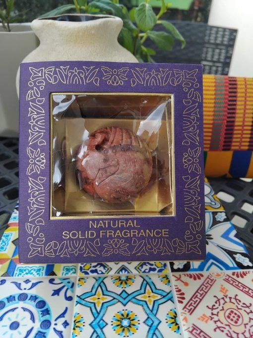 Lotus: Parfum solide dans un pot en pierre sculptée