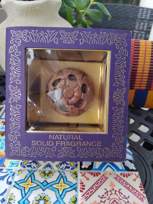 Kamasutra: Parfum solide dans un pot en pierre sculptée