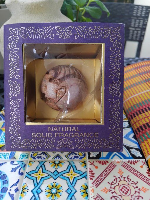 Gardenia: Parfum solide dans un pot en pierre sculptée