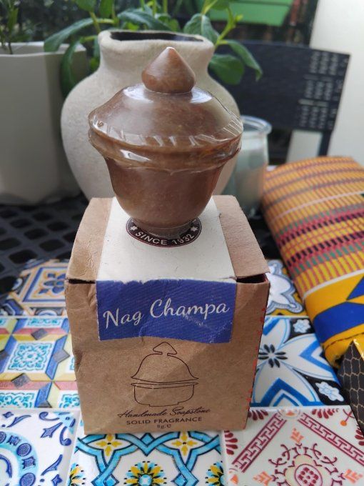 Nag champa: Parfum solide dans une jarre en pierre lisse - 8g
