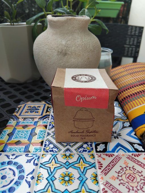 Opium: Parfum solide dans une jarre en pierre lisse - 8g 