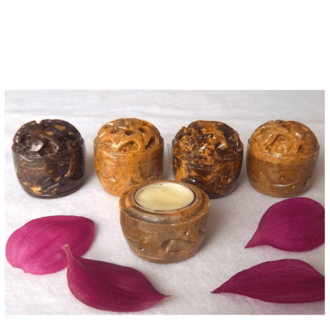 Parfum solide dans un pot en pierre sculpté 8g