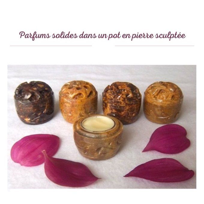 Parfum solide dans un pot en pierre sculpté 8g